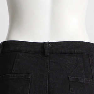 Dettaglio della vita alta, tasca posteriore e passanti per cintura su jeans denim nero carbone
