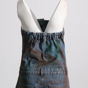 Vue arrière détaillée d'une combinaison en jean camouflage vintage à smocks élastiques
