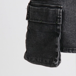 Λεπτομέρεια από γκρι denim τσέπη cargo με πράσινες ραφές και πλύσιμο