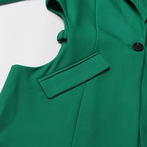 Détails de la veste blazer sans manches vert émeraude avec col à revers et bouton