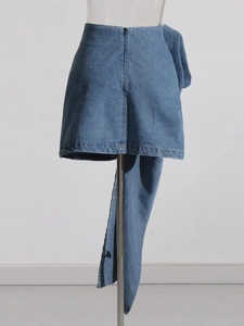 Mini-jupe en jean trapèze bleue avec détail rose 3D et drapé de tissu asymétrique chic