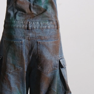Détail de la combinaison cargo camouflage vintage avec poches arrière fonctionnelles