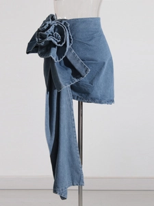 Mini-jupe en jean bleu avec fleur 3D en relief et coupe trapèze élégante