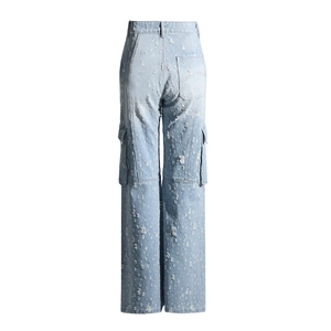 Vue arrière détaillée d'un jean bleu clair usé avec poches cargo et détails déchirés