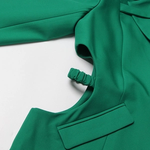 Détail du blazer vert herbe avec découpe latérale et ruban élastique à cordon serrage