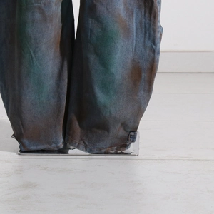 Vue détaillée du pantalon cargo en denim avec teinture camouflage vintage et revers