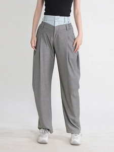Pantalon large gris taille haute avec ceinture en denim contrastée et plis élégants