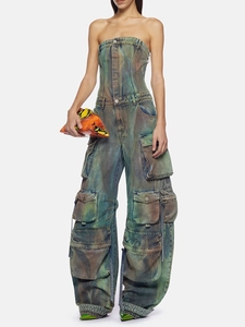 Combinaison bustier camouflage avec poches cargo et finition en denim métallisé