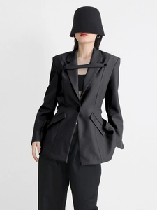 Blazer noir minimaliste pour femme avec sangle décorative et fermeture à bouton unique