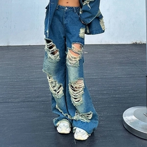 Dettaglio di jeans a vita alta a gamba larga con strappi larghi e bordi sfrangiati