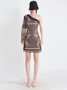 Robe mini asymétrique avec broderie dorée et détails de perles de luxe travaillés