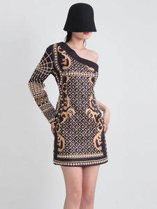 Mini robe baroque noire et or à épaules dénudées avec broderie de perles et manche unique