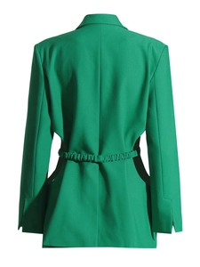 Vue arrière d'un blazer vert pour femme avec découpes à la taille et détails de nouage