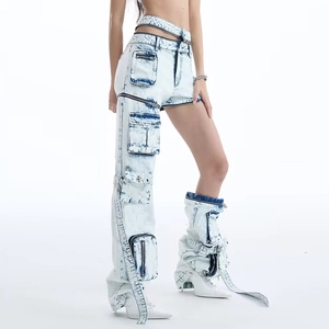 Détail du pantalon en jean déconstruit avec délavage à l'acide et poches cargo