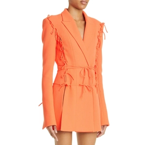 Détail du nœud papillon réglable à la taille d'une robe blazer orange vif élégante