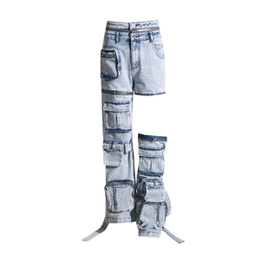 Vue détaillée du jean cargo évidé avec jambes asymétriques et fermetures éclair métal