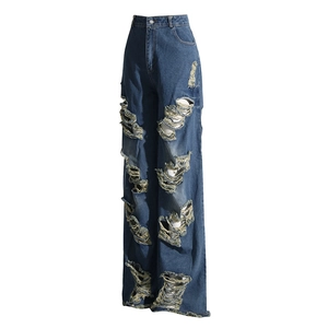 Dettaglio di jeans a vita alta blu scuro a gamba larga con strappi e bordi sfilacciati