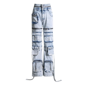 Détail du jean cargo bleu clair avec de grandes poches et de longues sangles décoratives