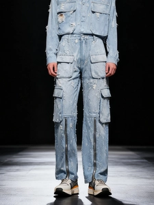 Pantalon cargo en denim bleu clair usé avec déchirures et détails zippés pour un style high-street