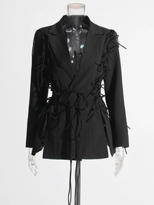Blazer noir déstructuré avec lacets à la taille et manches pour un look chic féminin