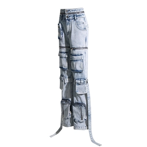 Détail du jean cargo taille haute avec délavage à l'acide et poches multiples