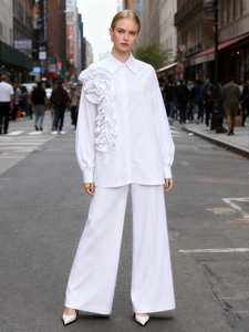 Completo bianco con camicia a fiori 3D a balze e pantaloni larghi a vita alta