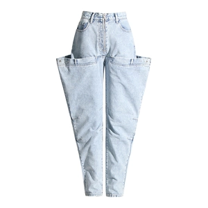 Détail du jean bleu clair à taille haute avec des poches cargo structurelles uniques