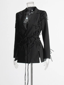 Blazer noir cintré avec laçage latéral unique et col à revers pour un look élégant