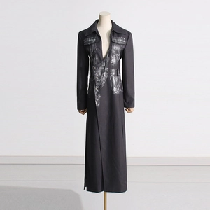 Détail du blazer long gris foncé avec imprimé artistique et texture effet délavé vintage
