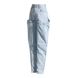 Détail du jean taille haute bleu clair avec grandes poches cargo et fermeture éclair