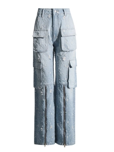 Jean cargo bleu clair pour femme avec déchirures, poches cargo et ourlet zippé