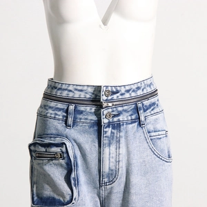 Détails du jean bleu clair à taille haute avec zips décoratifs et poches cargo