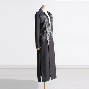 Détails de l'imprimé artistique tache d'encre sur un long blazer noir cintré pour femme