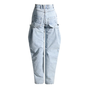 Vue détaillée du jean barrel bleu clair avec poches doubles surdimensionnées et taille haute