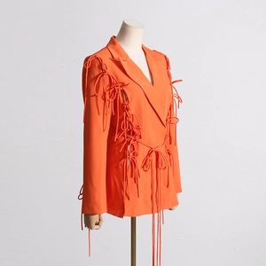 Détails du blazer orange vif avec cordons de serrage au style déconstruit unique