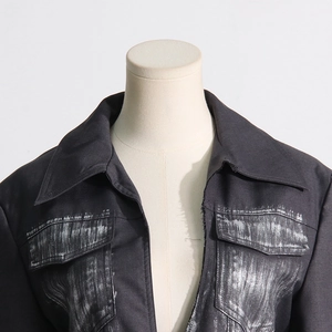 Détail des coups de pinceau argentés artistiques sur la veste blazer noire structurée