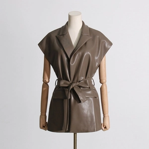 Dettaglio gilet in pelle PU marrone con revers, cintura in vita e tasche con patta