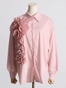 Camicia rosa a maniche lunghe con fiori a pieghe 3D su manichino, stile minimalista