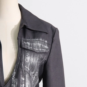 Détail d'un blazer gris rock avec imprimé vieilli et poche de poitrine utilitaire