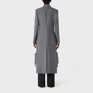 Rückansicht der langen dunkelgrauen Jacke mit Gehschlitz und Utilitär-Taschen