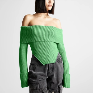 Detail eines schulterfreien grünen Rippstrickpullovers mit asymmetrischem Saum