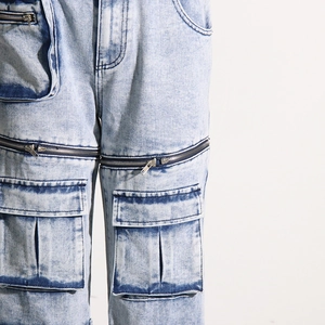 Détails du pantalon cargo en denim délavé bleu clair avec fermetures éclair et poches 3D