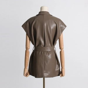 Vista posteriore del gilet in pelle PU marrone con cintura e trama opaca su un manichino