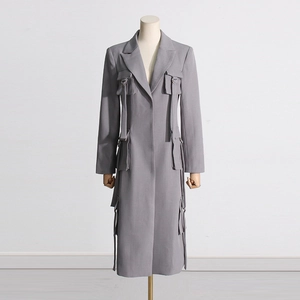 Detailansicht eines grauen langen Blazers mit Cargo-Taschen und D-Ring-Riemen-Design