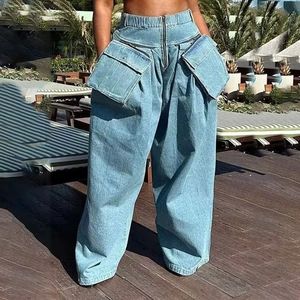 Détail des grandes poches cargo et de la taille haute sur ce jean large en denim