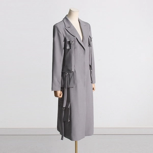 Detailansicht grauer langer Utility-Blazer mit mehreren Taschen und D-Ring-Fransen