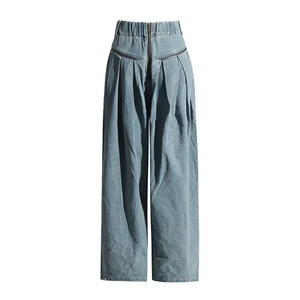 Détail du pantalon en jean à taille haute avec ceinture élastique et fermeture éclair