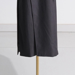 Ourlet détaillé du blazer long gris foncé montrant le tissu tissé et le design fendu