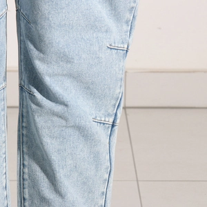 Détail de couture renforcée et du tissu denim délavé bleu clair pour ce jean femme chic
