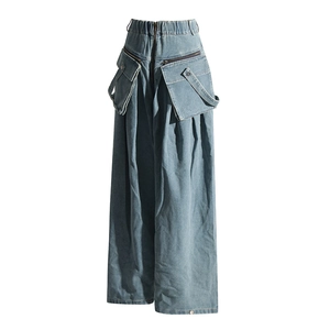 Gros plan détaillé d'un jean cargo bleu foncé avec de grandes poches zippées et texture denim